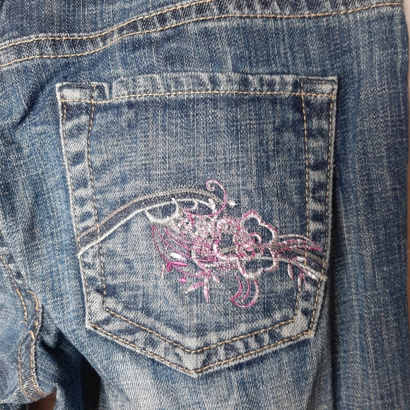 Maurices Ashlyn boot cut Jean, w/ pink flowers on back pocket, size 5/6 short - Picture 6 of 8